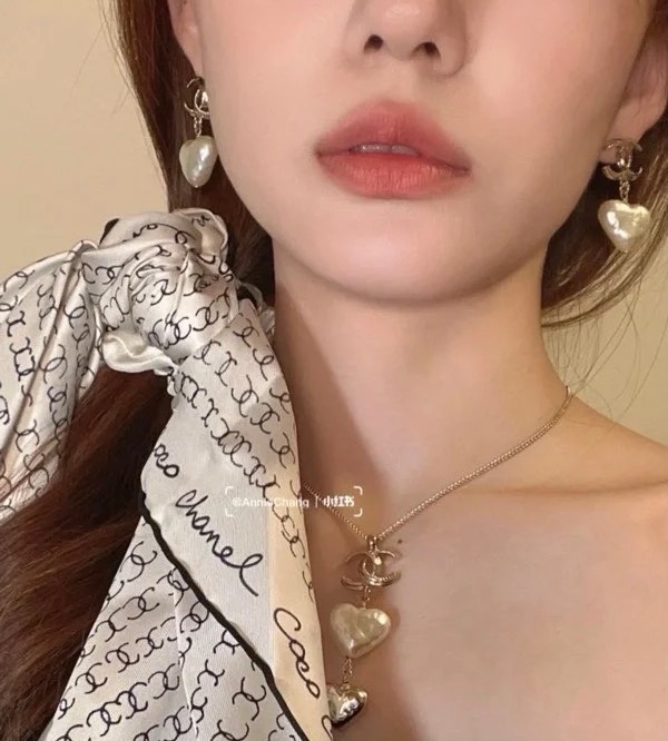  香奈儿浅金色心桃耳环 紧追潮流早春耳钉🌟🌟 不管你是圆脸还是长脸拆下自己配系有意想不到的惊喜，修饰脸型