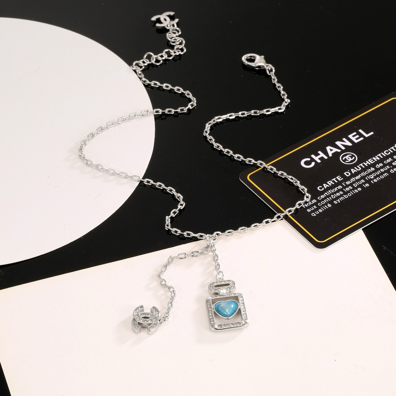 CHANEL 小香蓝色爱心香水瓶项链，高端品质，专柜同材质，做工精致细腻，重工版本，简约大方温文尔雅，