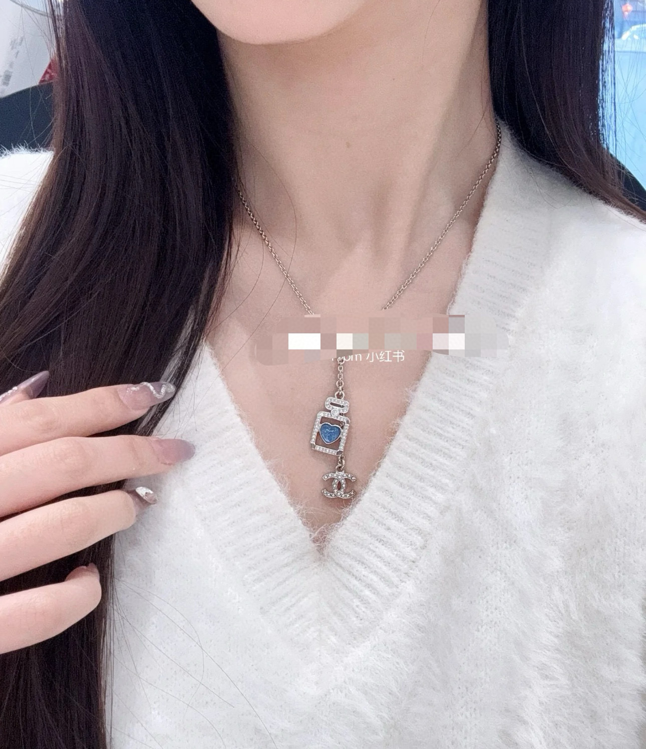  CHANEL 小香蓝色爱心香水瓶项链，高端品质，专柜同材质，做工精致细腻，重工版本，简约大方温文尔雅，