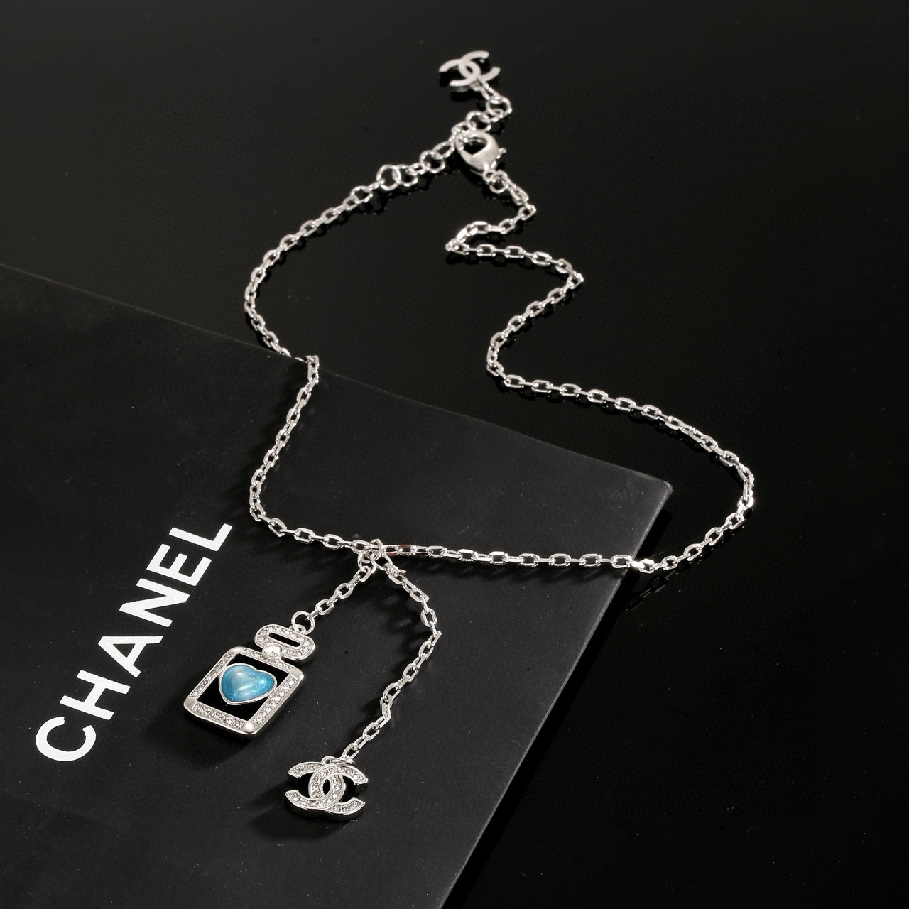  CHANEL 小香蓝色爱心香水瓶项链，高端品质，专柜同材质，做工精致细腻，重工版本，简约大方温文尔雅，