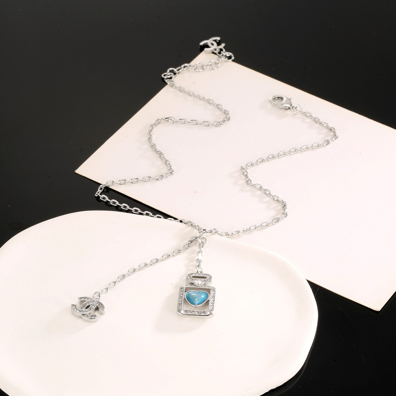  CHANEL 小香蓝色爱心香水瓶项链，高端品质，专柜同材质，做工精致细腻，重工版本，简约大方温文尔雅，