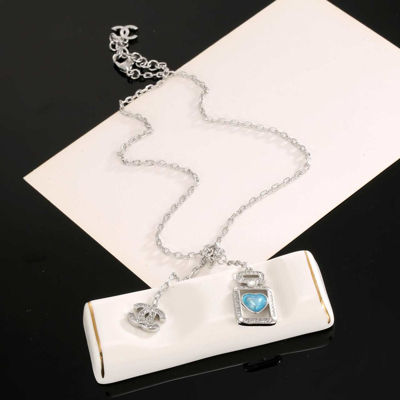  CHANEL 小香蓝色爱心香水瓶项链，高端品质，专柜同材质，做工精致细腻，重工版本，简约大方温文尔雅，