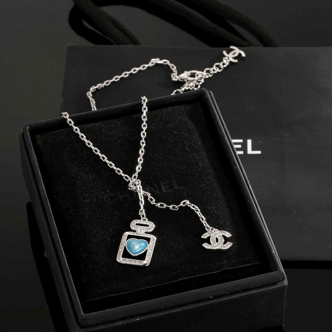  CHANEL 小香蓝色爱心香水瓶项链，高端品质，专柜同材质，做工精致细腻，重工版本，简约大方温文尔雅，