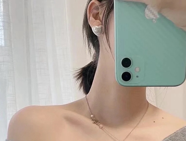  香奈儿心形耳钉，更修饰脸型。以金色金属边环绕给人一种神秘、成熟、复古的感觉。双c金属标志树脂撞色经典百