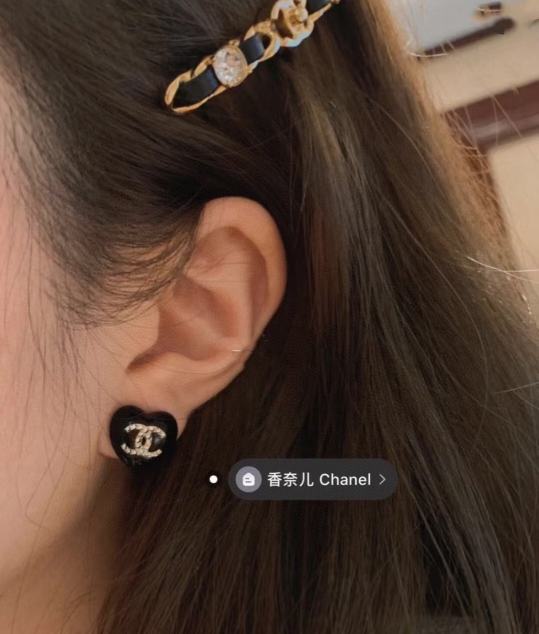  香奈儿心形耳钉，更修饰脸型。以金色金属边环绕给人一种神秘、成熟、复古的感觉。双c金属标志树脂撞色经典百