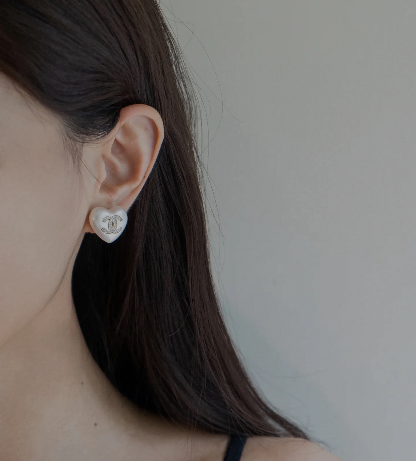  香奈儿心形耳钉，更修饰脸型。以金色金属边环绕给人一种神秘、成熟、复古的感觉。双c金属标志树脂撞色经典百