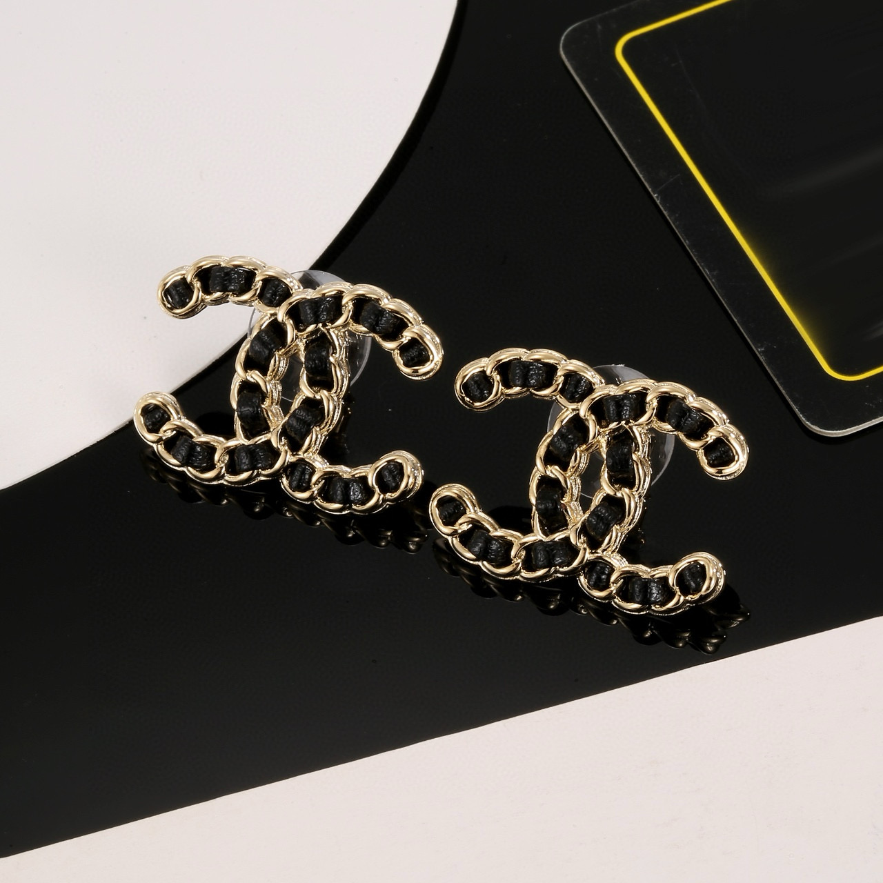 
 Chanel 🇫🇷香奈儿经典双C耳钉 这款随意搭配都是非常好看百搭时尚单品 🎁日常款 很修饰脸型 很