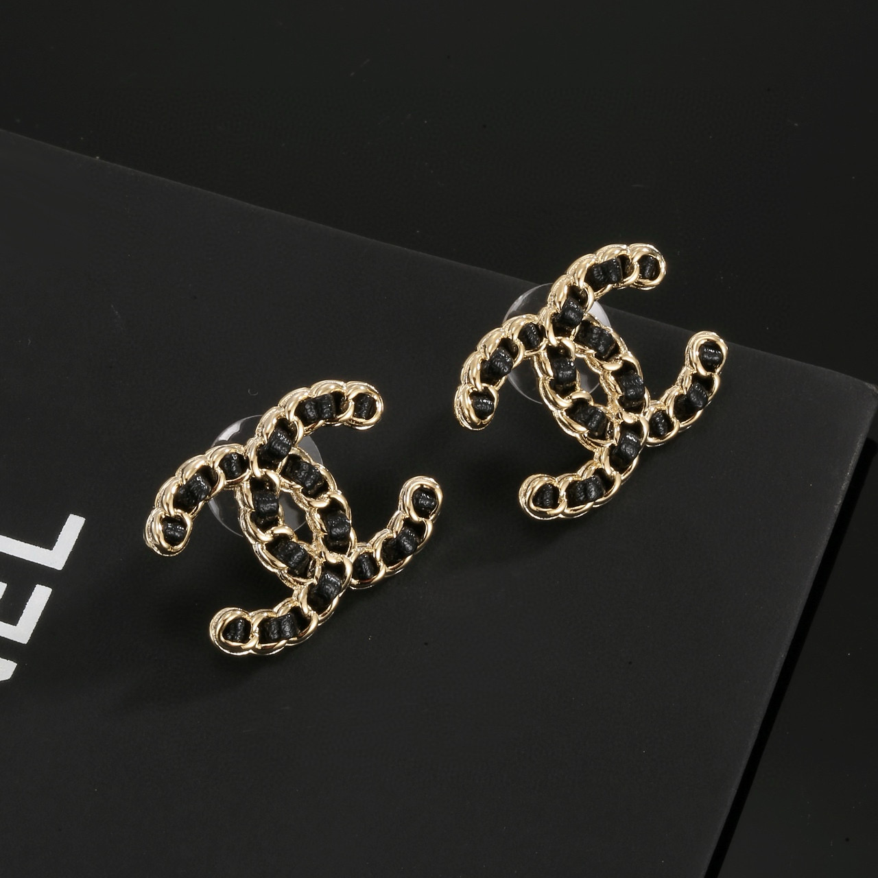 
 Chanel 🇫🇷香奈儿经典双C耳钉 这款随意搭配都是非常好看百搭时尚单品 🎁日常款 很修饰脸型 很