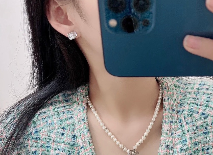 耳钉，项链
😍香奈儿Chanel最新款白色正方形项链耳钉 💄百搭款特别特别赞，整体细节非常令人惊喜，设计