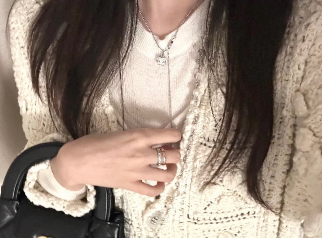 耳钉，项链
😍香奈儿Chanel最新款白色正方形项链耳钉 💄百搭款特别特别赞，整体细节非常令人惊喜，设计