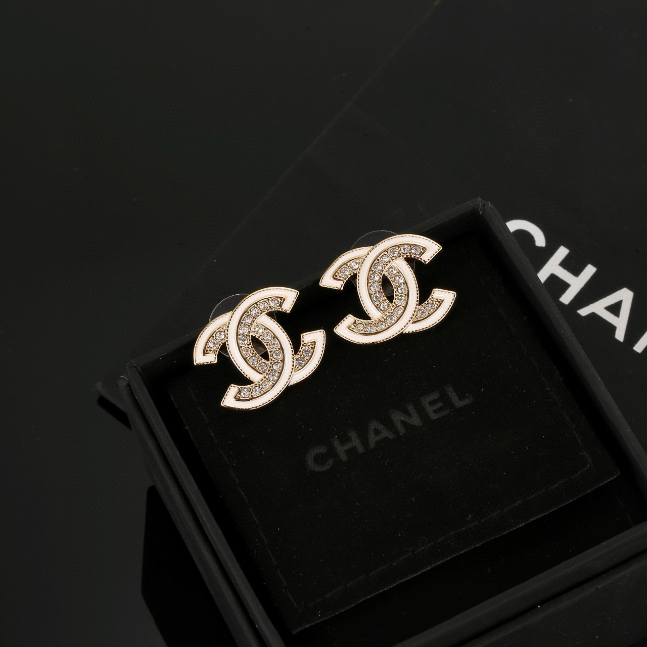  Chanel 🇫🇷香奈儿经典双C耳钉 这款随意搭配都是非常好看百搭时尚单品 🎁日常款 很修饰脸型 很上