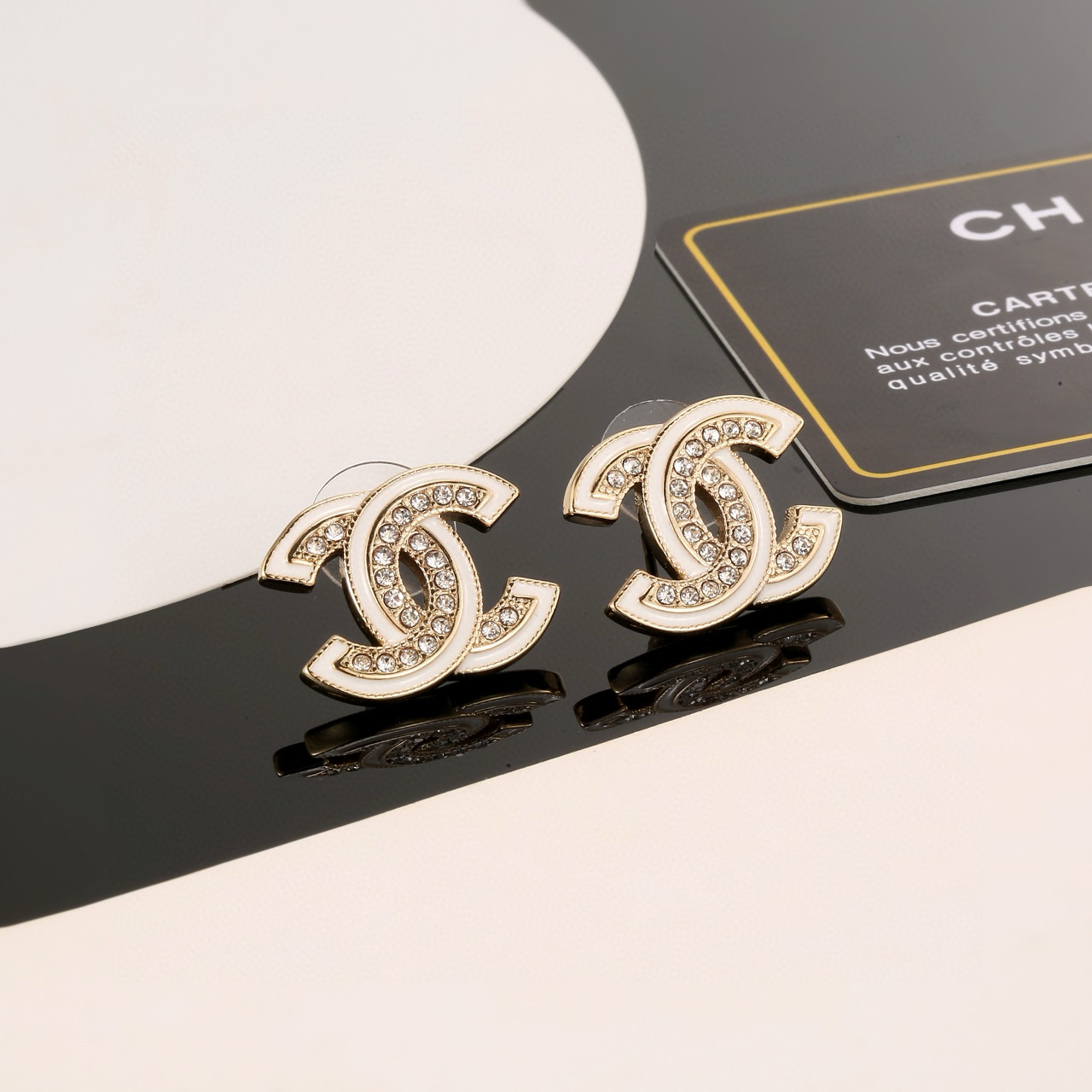  Chanel 🇫🇷香奈儿经典双C耳钉 这款随意搭配都是非常好看百搭时尚单品 🎁日常款 很修饰脸型 很上
