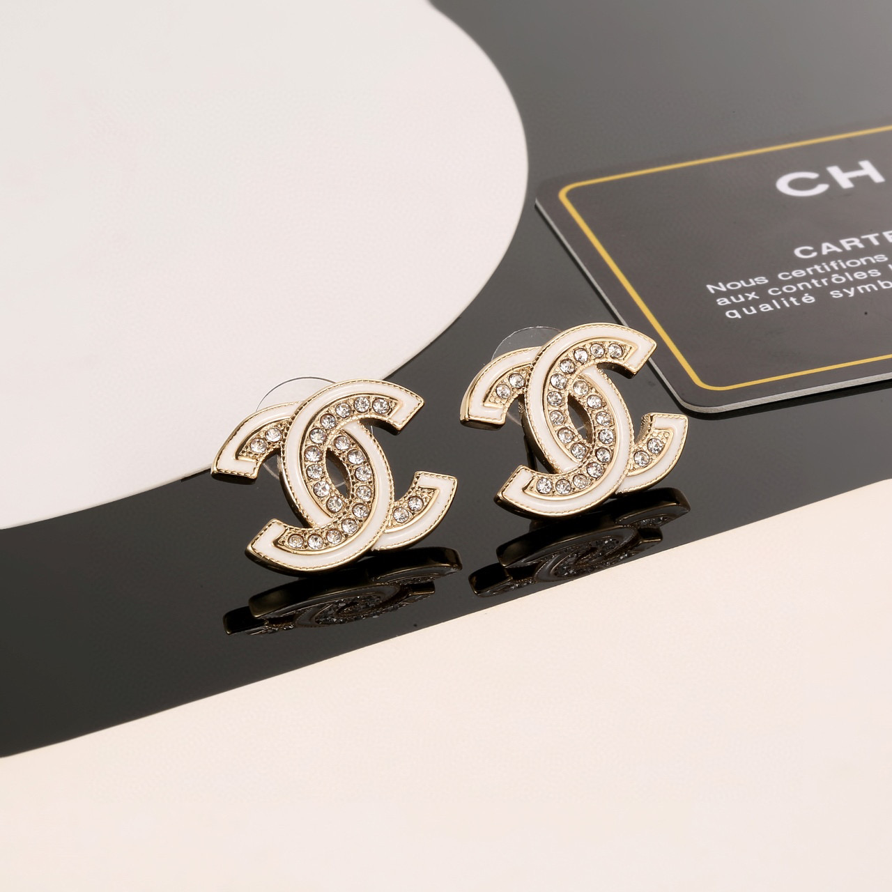 Chanel 🇫🇷香奈儿经典双C耳钉 这款随意搭配都是非常好看百搭时尚单品 🎁日常款 很修饰脸型 很上