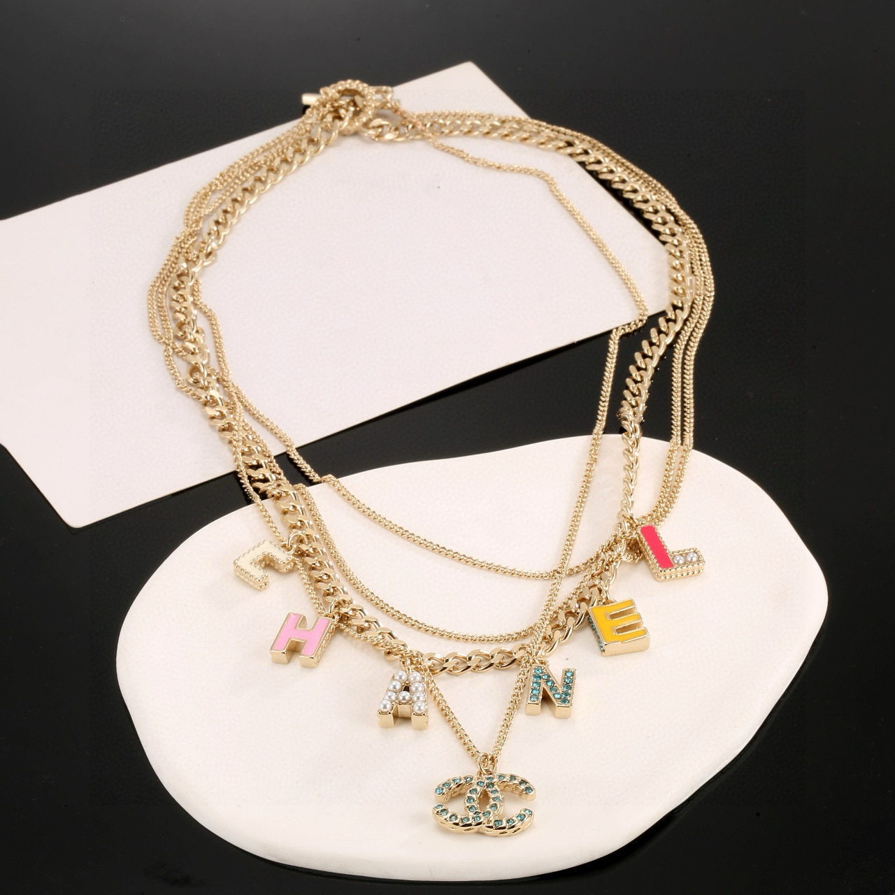  CHANEL 小香项链，高端品质，专柜同材质，做工精致细腻，重工版本，多层链条设计，简约大方温文尔雅，