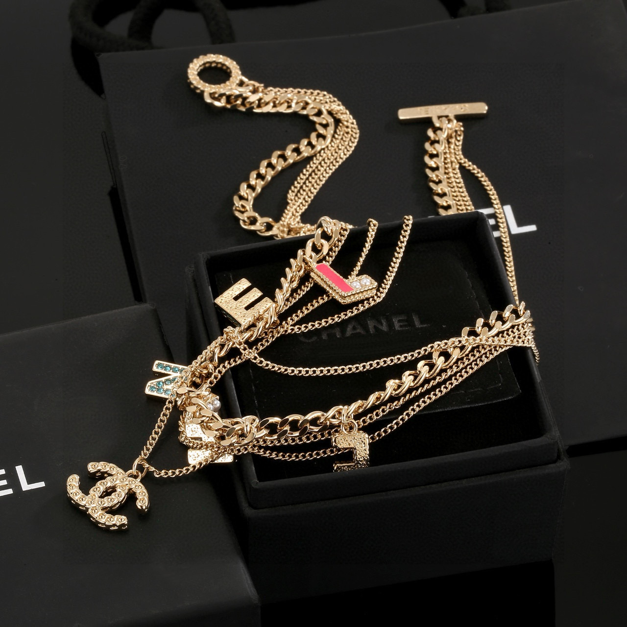  CHANEL 小香项链，高端品质，专柜同材质，做工精致细腻，重工版本，多层链条设计，简约大方温文尔雅，