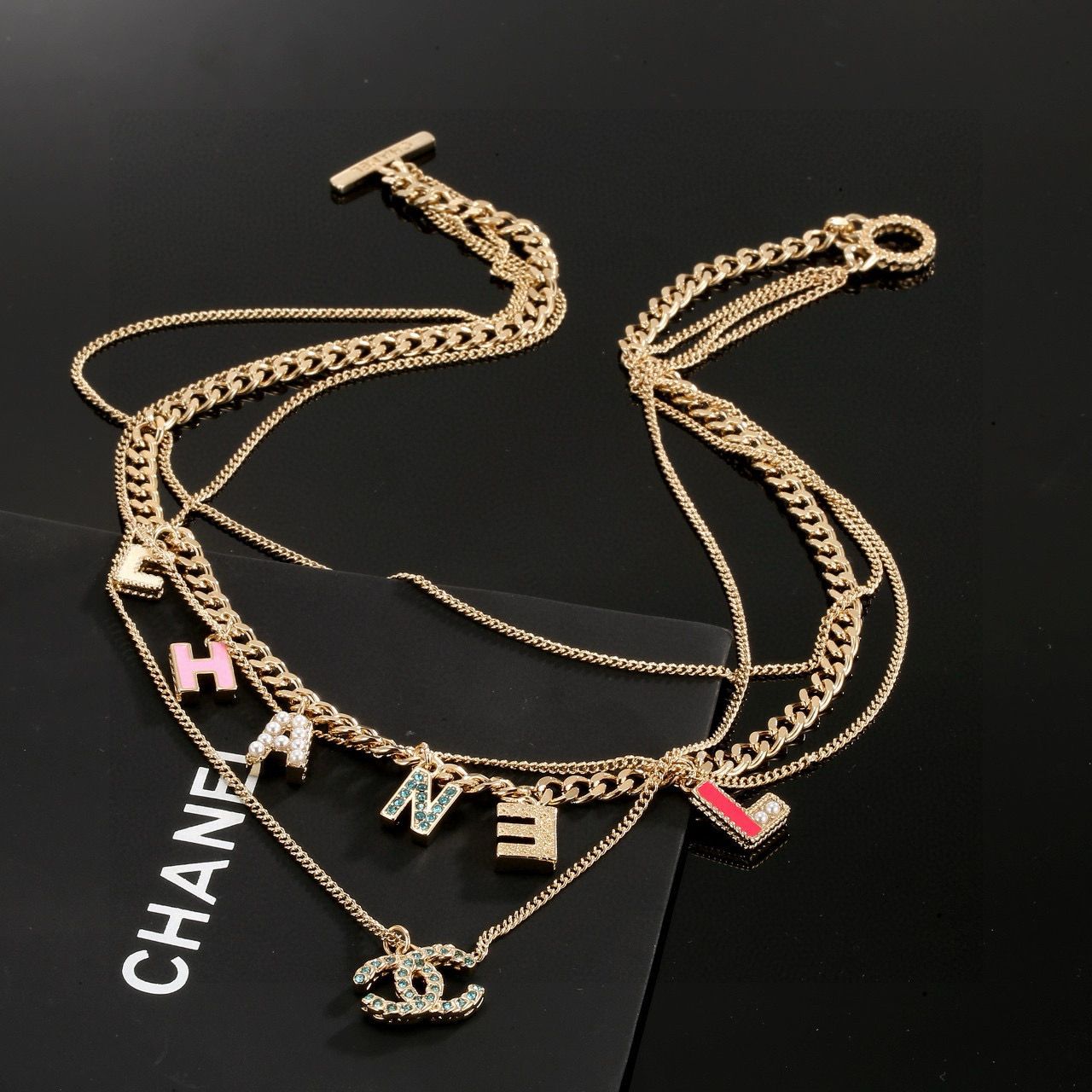  CHANEL 小香项链，高端品质，专柜同材质，做工精致细腻，重工版本，多层链条设计，简约大方温文尔雅，