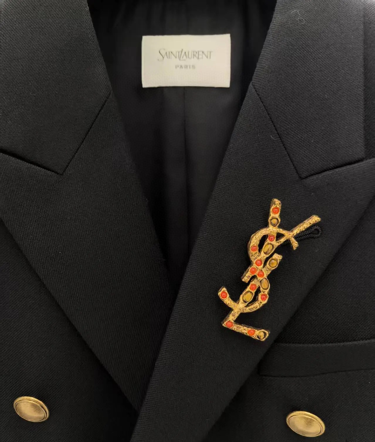  圣罗兰YSL 胸针 经典奢侈   时尚百搭 犹如酒会礼服一般，绚烂多姿。经典 最具个性魅力象征永远的不