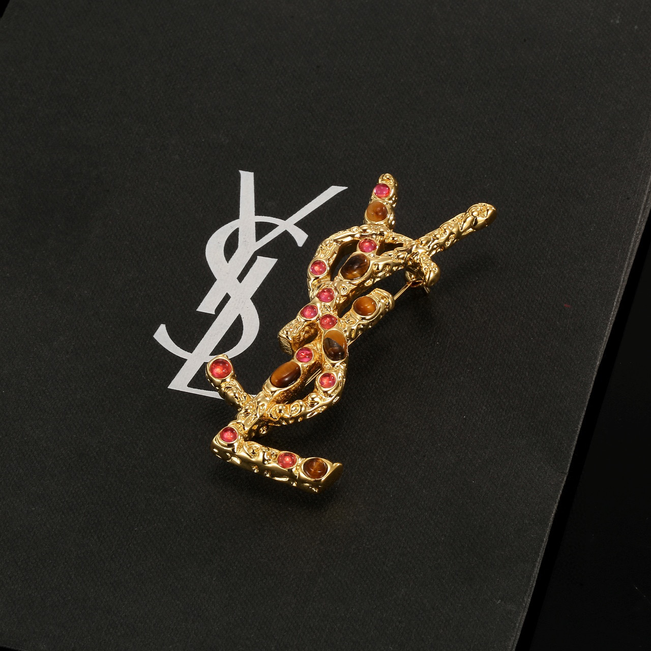  圣罗兰YSL 胸针 经典奢侈   时尚百搭 犹如酒会礼服一般，绚烂多姿。经典 最具个性魅力象征永远的不
