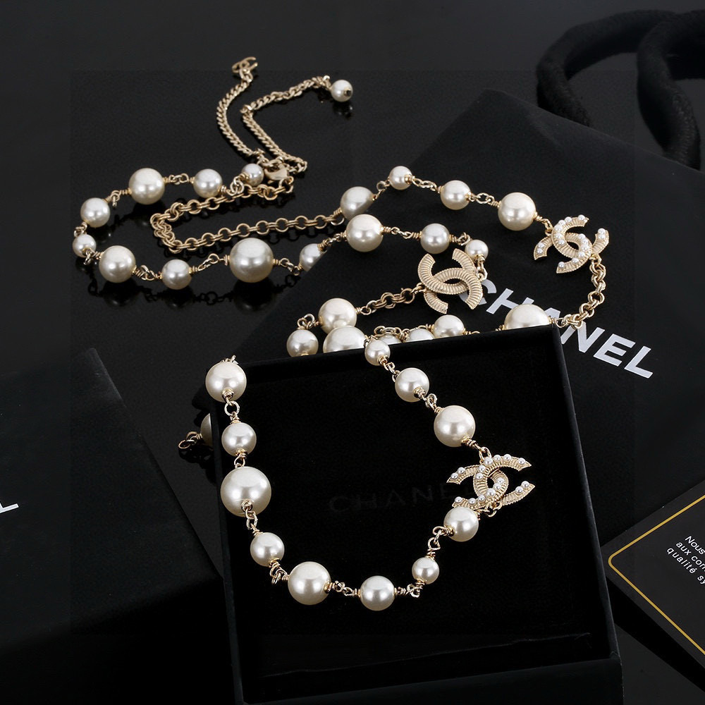 最新款Chanel 香奈儿双C珍珠项链  毛衣链非常好看，

精致大方，好不好品质说话，全部都实拍，图