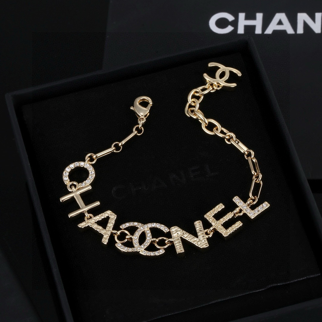最新款Chanel 香奈儿字母手链项链  非常好看，

精致大方，好不好品质说话，全部都实拍，图片全程无