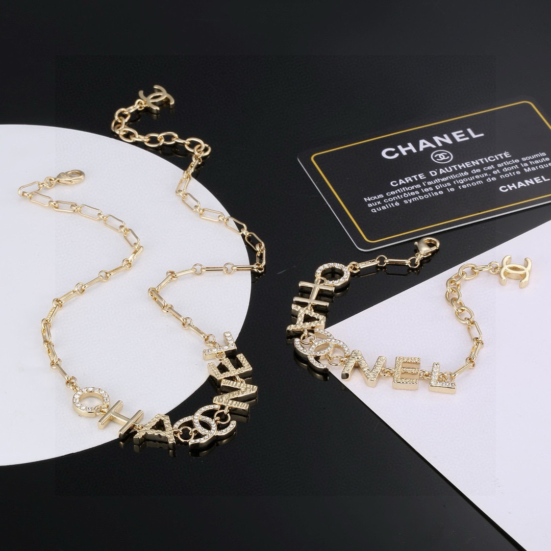 最新款Chanel 香奈儿字母手链项链  非常好看，

精致大方，好不好品质说话，全部都实拍，图片全程无