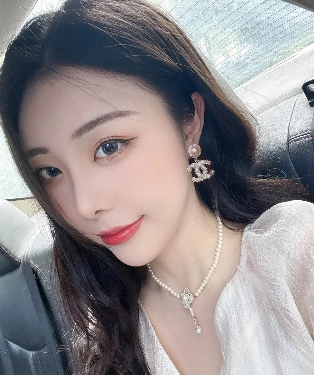  香奈儿双C珍珠带钻耳环     惊艳的设计，美到炸裂，耳环立体厚实质感十足！blingbling摇曳生