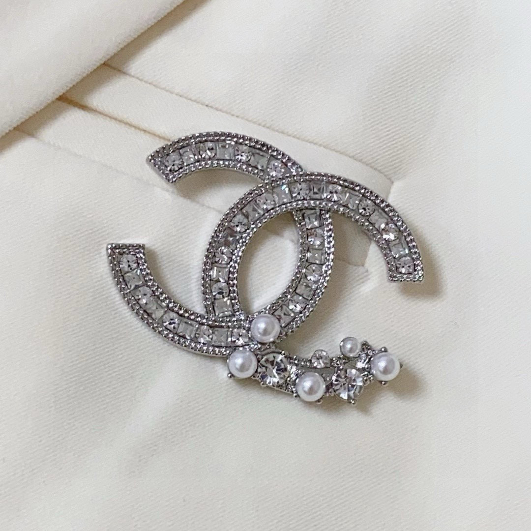  👑Chanel 小香 新款上市 双C胸针 经典之作爆款来袭 原版一致材质 闪闪惹人爱 blingbli