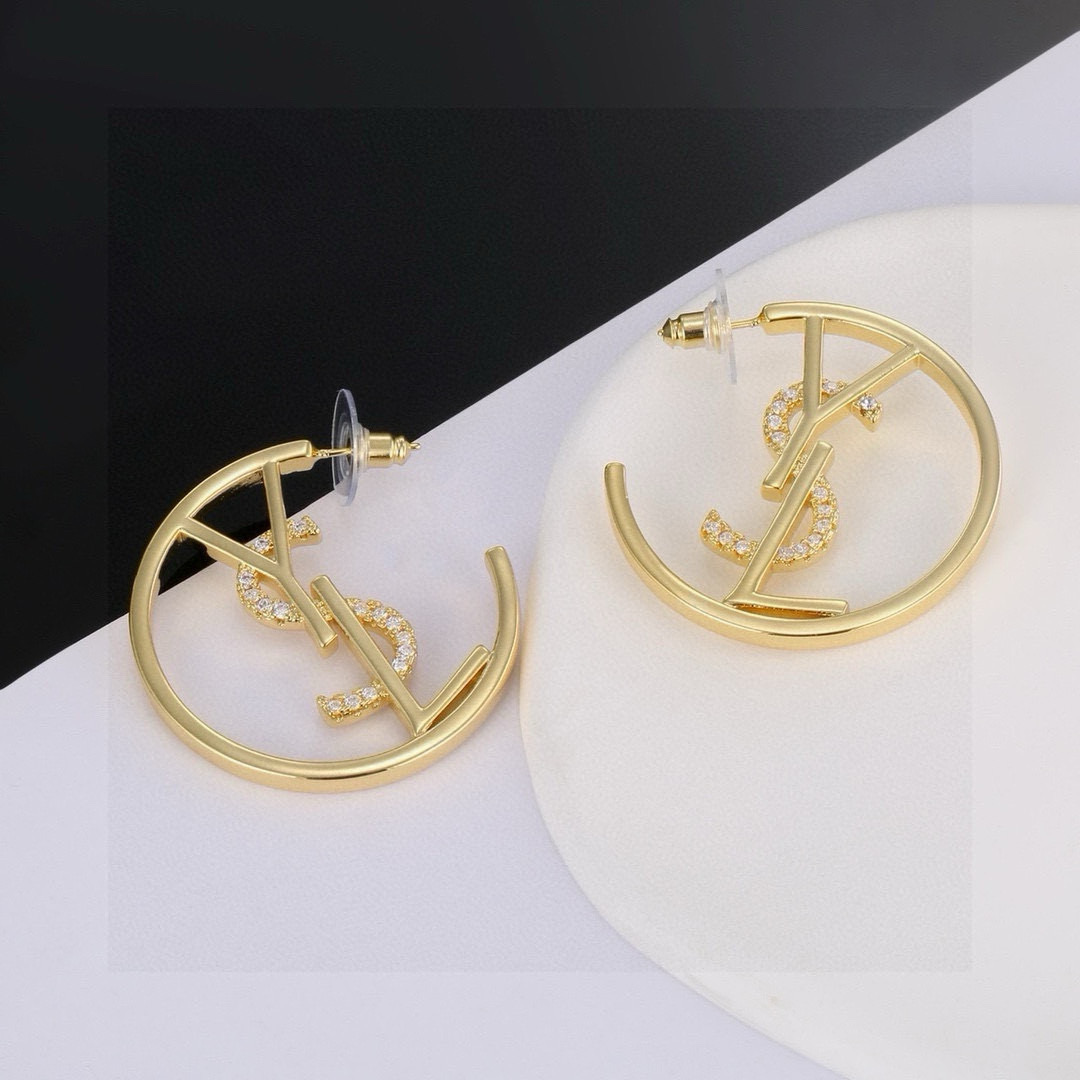 圣罗兰YSL 圈圈经典奢侈 耳环 时尚百搭 犹如酒会礼服一般，绚烂多姿。经典 最具个性魅力象征永远的不变