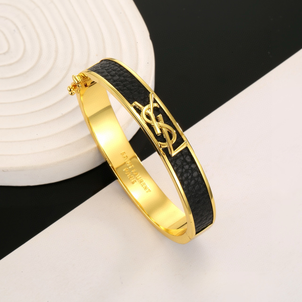 圣罗兰YSL 牛皮手镯经典奢侈   时尚百搭 犹如酒会礼服一般，绚烂多姿。经典 最具个性魅力象征永远的不