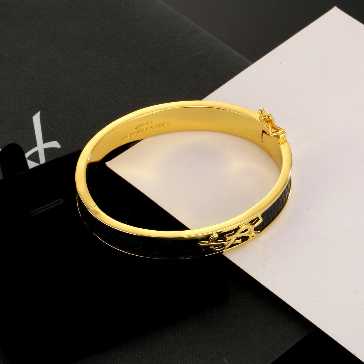 圣罗兰YSL 牛皮手镯经典奢侈   时尚百搭 犹如酒会礼服一般，绚烂多姿。经典 最具个性魅力象征永远的不