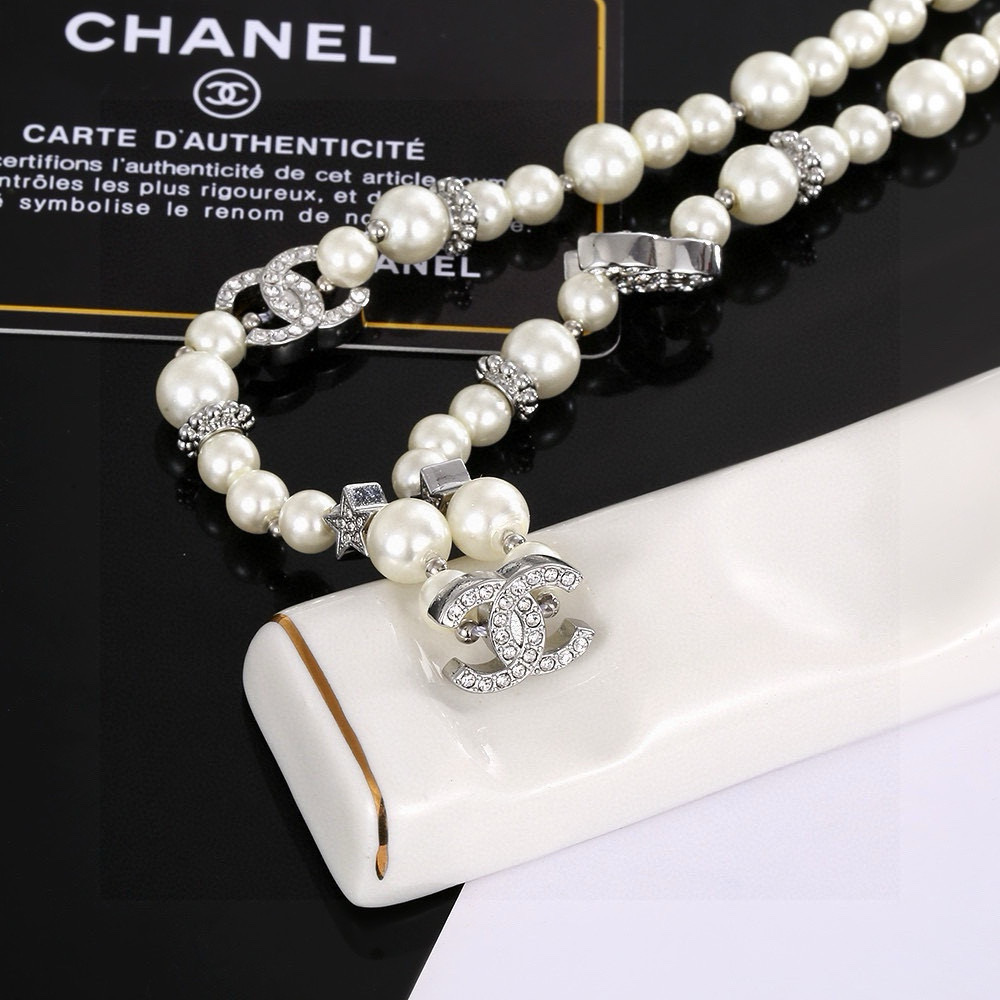 新款 Chanel 香奈儿 一百周年纪念款 珍珠项链锁骨链 
 非常精致，超级好看，搭配任何衣服都是很耀