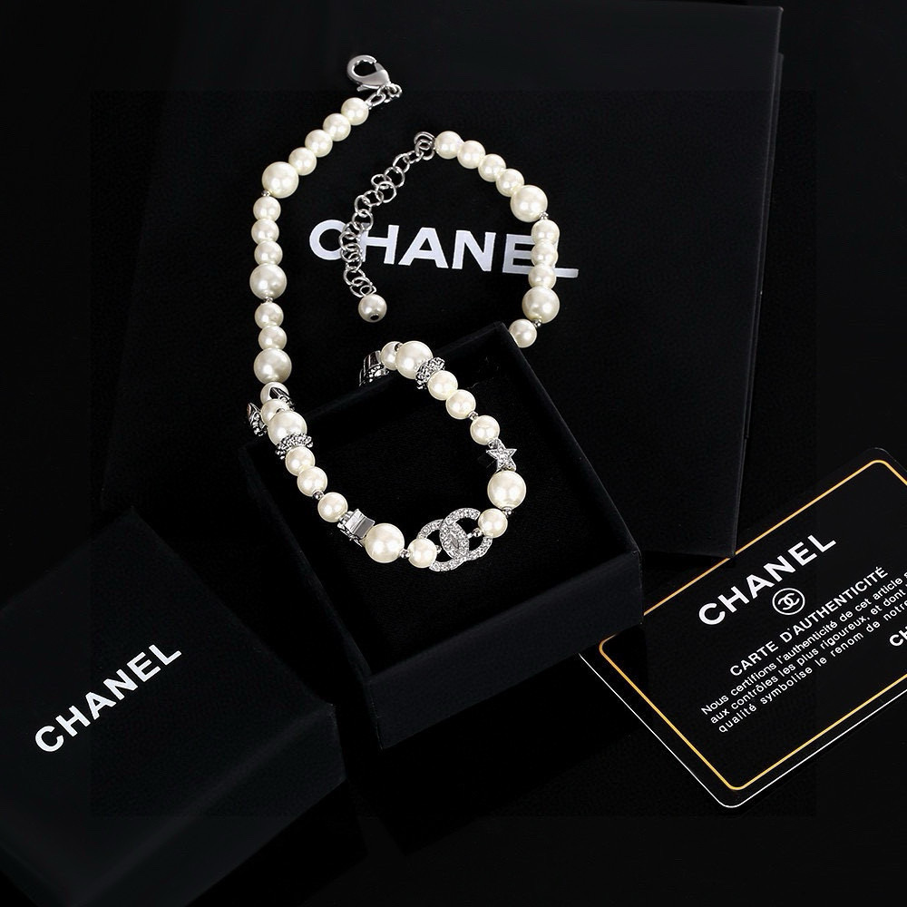 新款 Chanel 香奈儿 一百周年纪念款 珍珠项链锁骨链 
 非常精致，超级好看，搭配任何衣服都是很耀