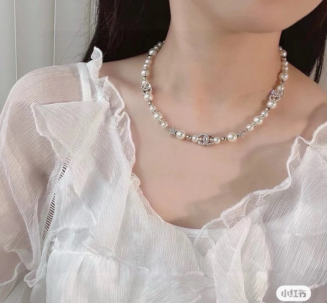新款 Chanel 香奈儿 一百周年纪念款 珍珠项链锁骨链 
 非常精致，超级好看，搭配任何衣服都是很耀