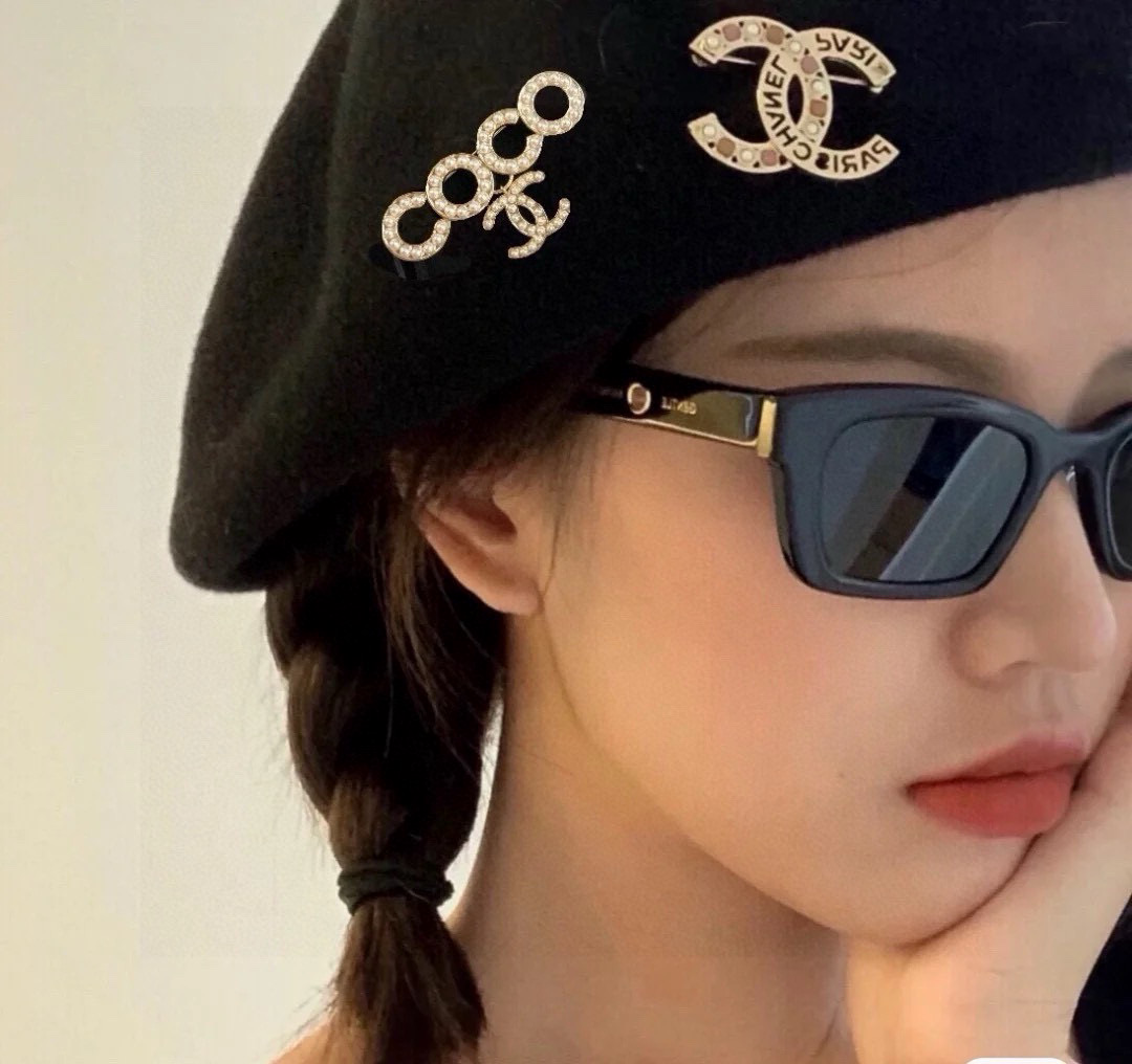  Ch@nel 最新珍珠胸针
说不出的高级和养眼 
经典双C，浅金色电镀高级感满满！圈形营造一种轮廓感、