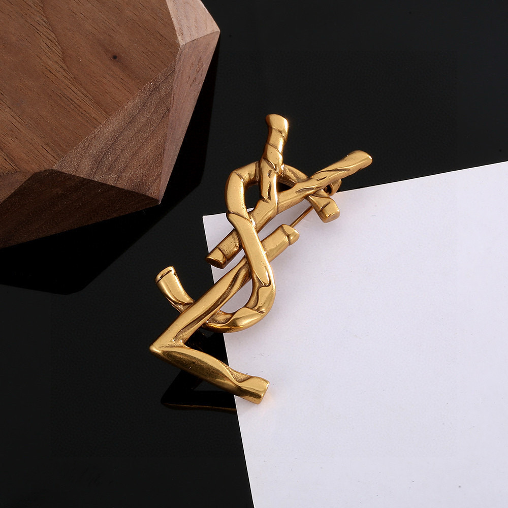 圣罗兰YSL 胸针 经典奢侈   时尚百搭 犹如酒会礼服一般，绚烂多姿。经典 最具个性魅力象征永远的不变