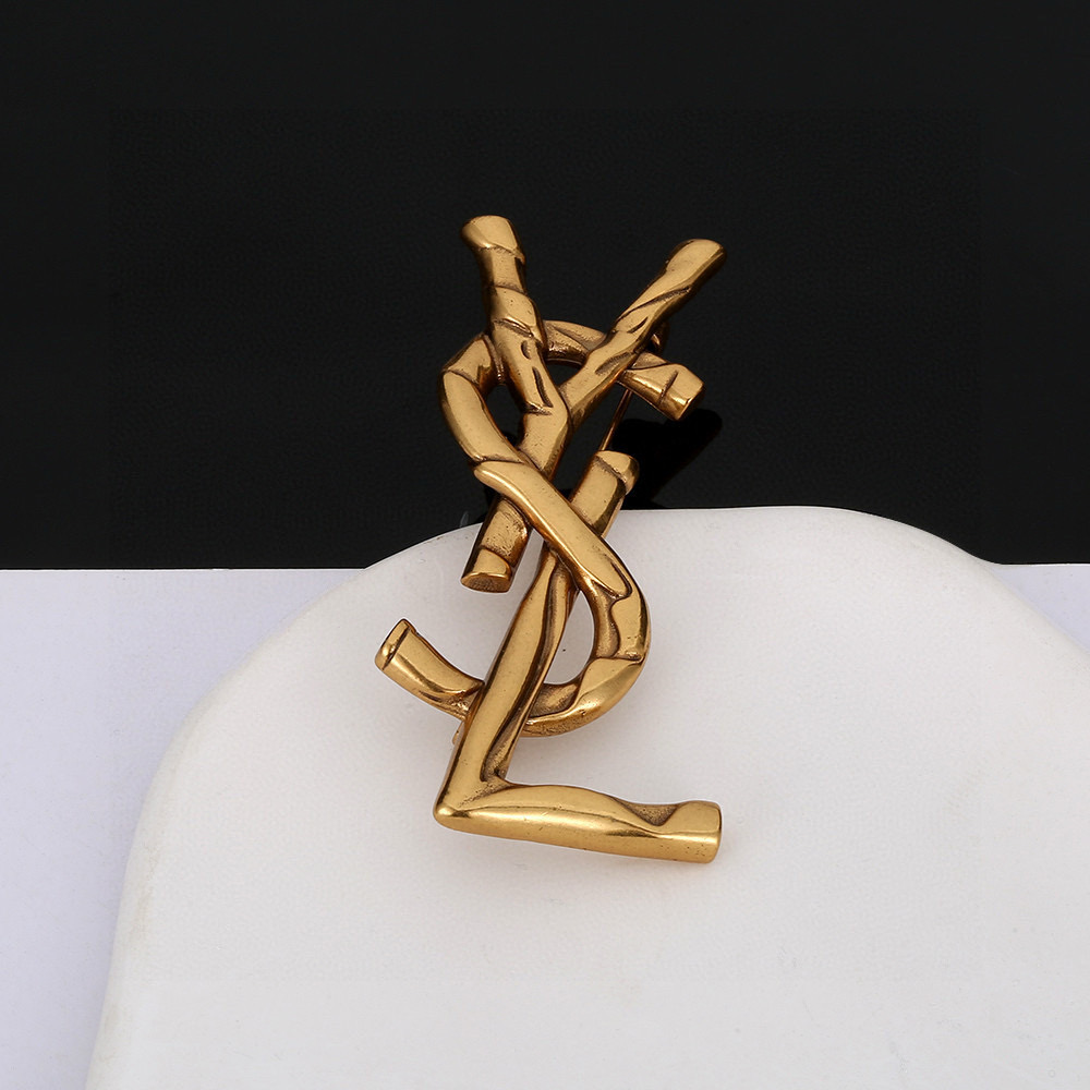 圣罗兰YSL 胸针 经典奢侈   时尚百搭 犹如酒会礼服一般，绚烂多姿。经典 最具个性魅力象征永远的不变