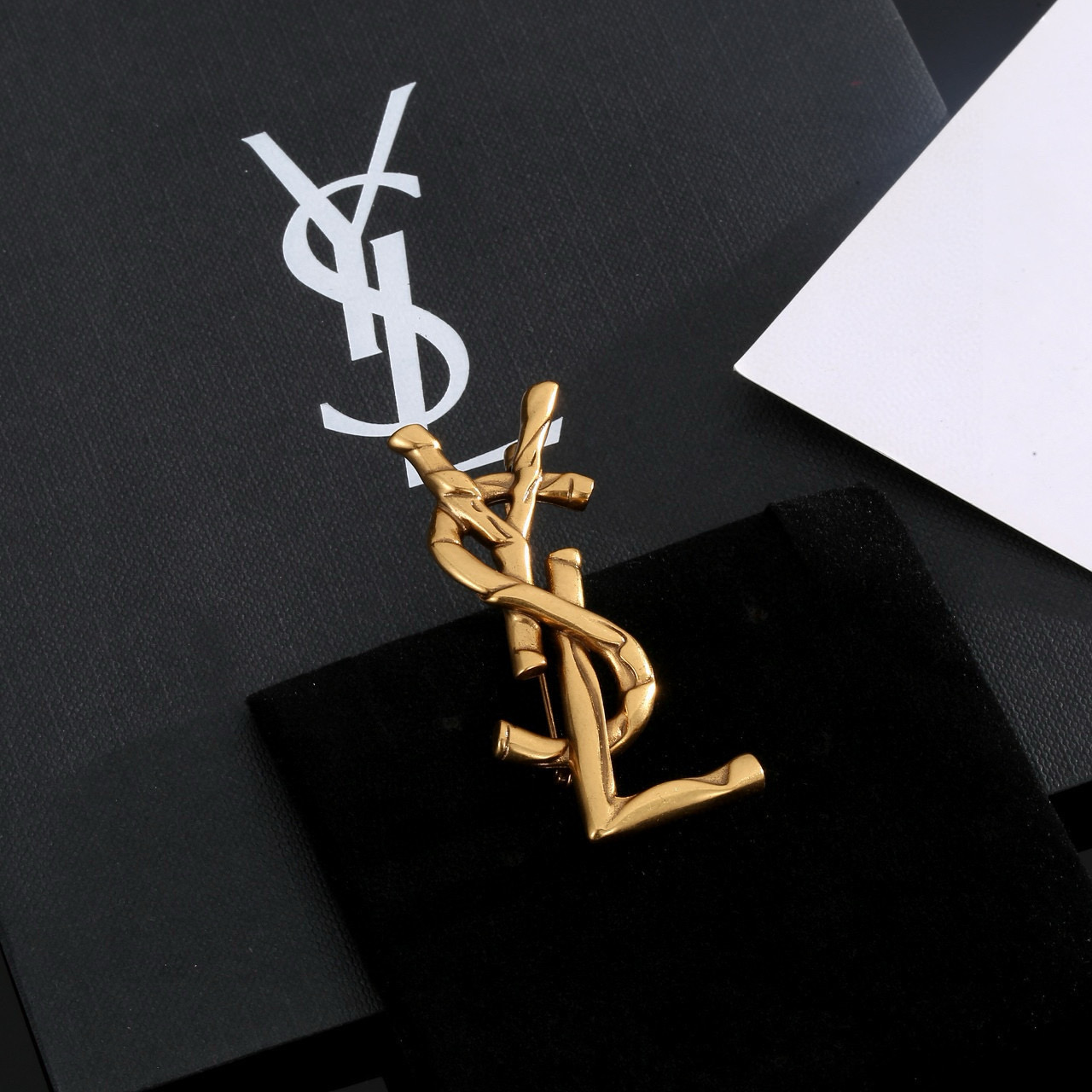 圣罗兰YSL 胸针 经典奢侈   时尚百搭 犹如酒会礼服一般，绚烂多姿。经典 最具个性魅力象征永远的不变