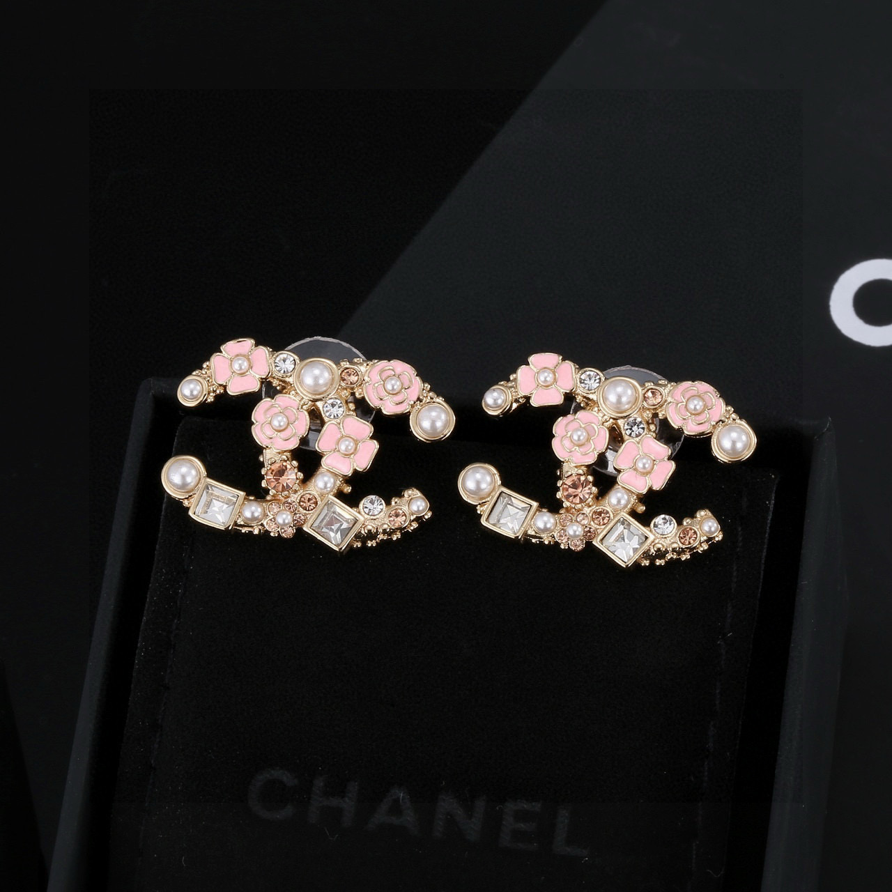 🆕Ch@nel 小香 双C经典 浪漫花朵粉色💕✨造型多别样致、灵动吸睛、logo辨识度高！简大约气的设计