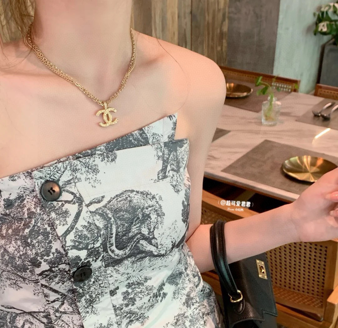 香奈儿项链 为了生活每天忙碌的你，下班后也记得好好犒劳自己，洗个热水澡，敷个面膜，将多余的精华擦手上，