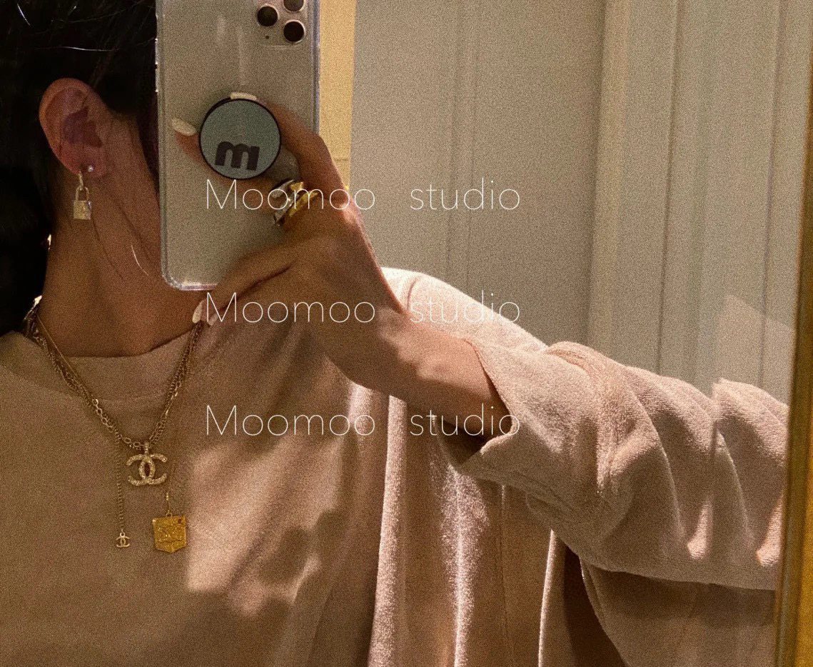  香奈儿项链 为了生活每天忙碌的你，下班后也记得好好犒劳自己，洗个热水澡，敷个面膜，将多余的精华擦手上，
