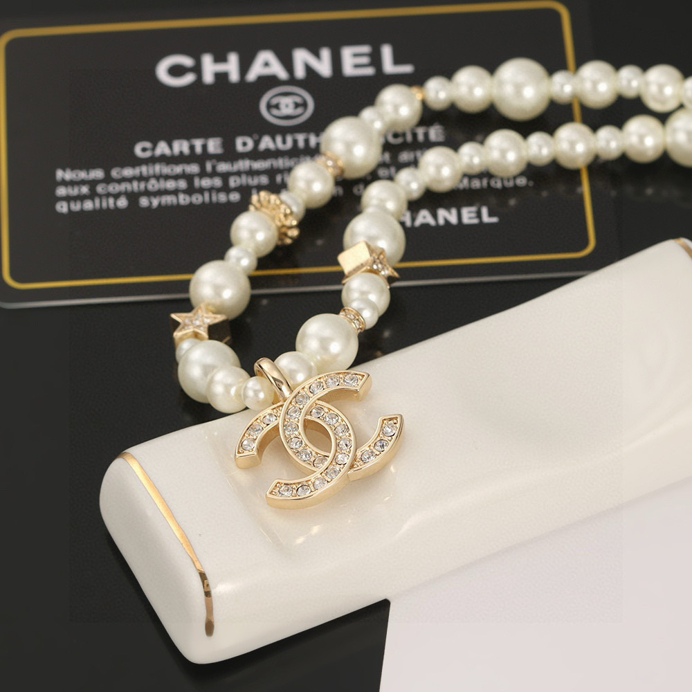  新款 Chanel 香奈儿 一百周年纪念款 珍珠项链锁骨链 
 非常精致，超级好看，搭配任何衣服都是很