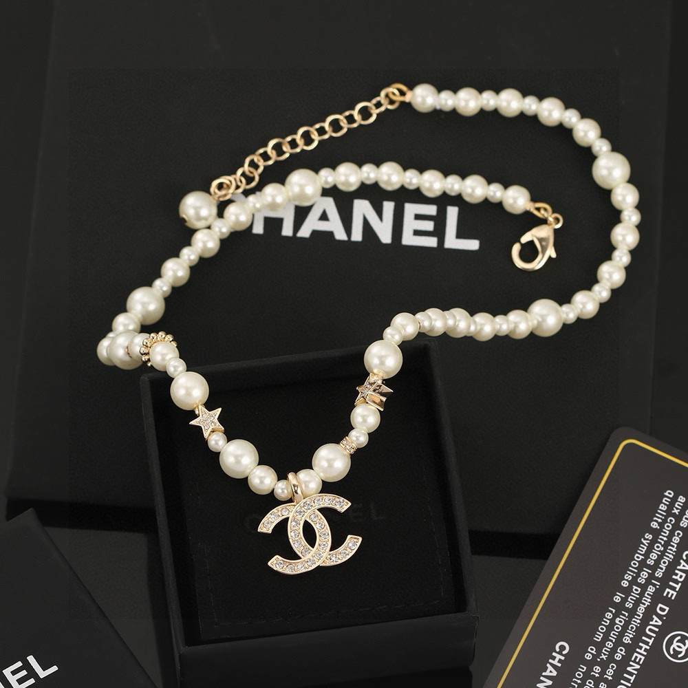  新款 Chanel 香奈儿 一百周年纪念款 珍珠项链锁骨链 
 非常精致，超级好看，搭配任何衣服都是很