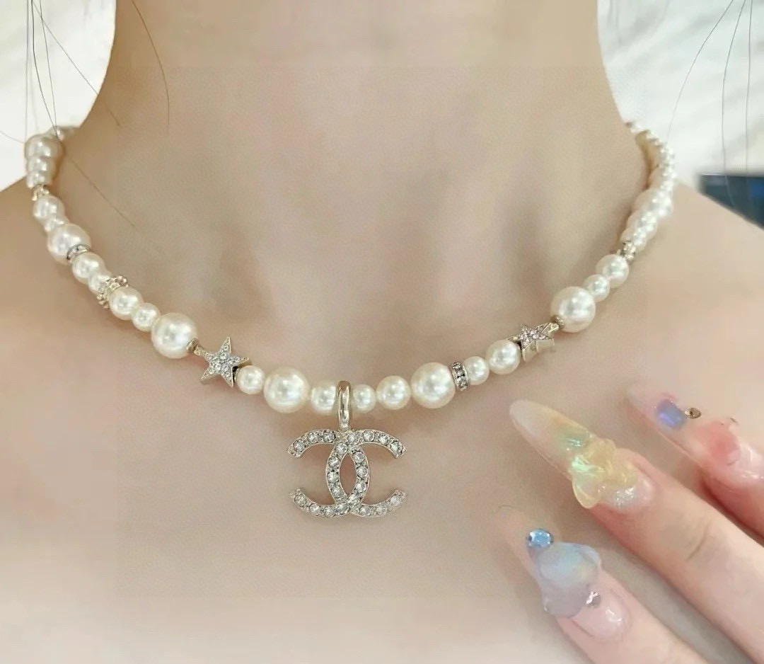  新款 Chanel 香奈儿 一百周年纪念款 珍珠项链锁骨链 
 非常精致，超级好看，搭配任何衣服都是很