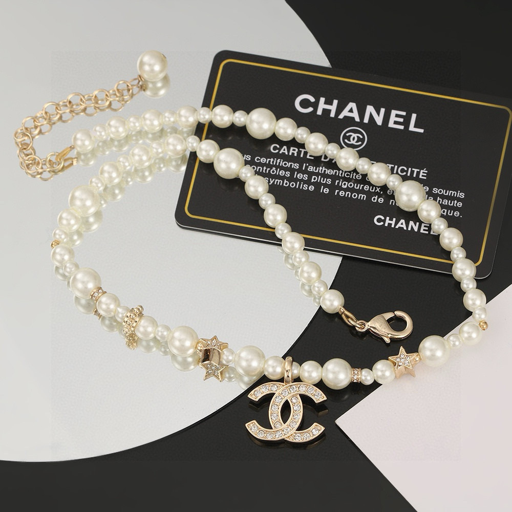  新款 Chanel 香奈儿 一百周年纪念款 珍珠项链锁骨链 
 非常精致，超级好看，搭配任何衣服都是很