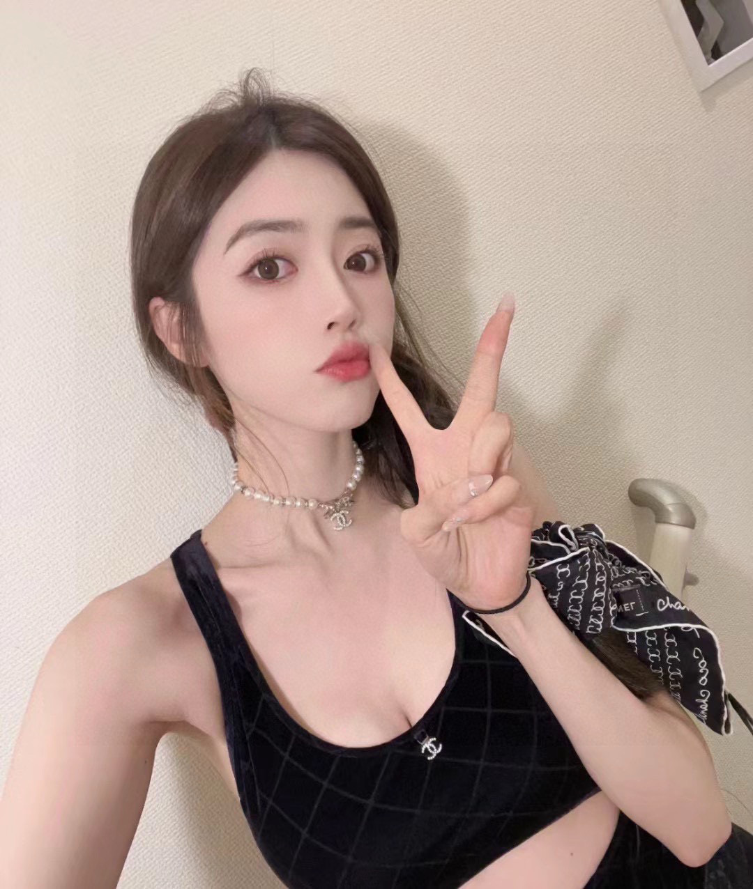  新款 Chanel 香奈儿 一百周年纪念款 珍珠项链锁骨链 
 非常精致，超级好看，搭配任何衣服都是很