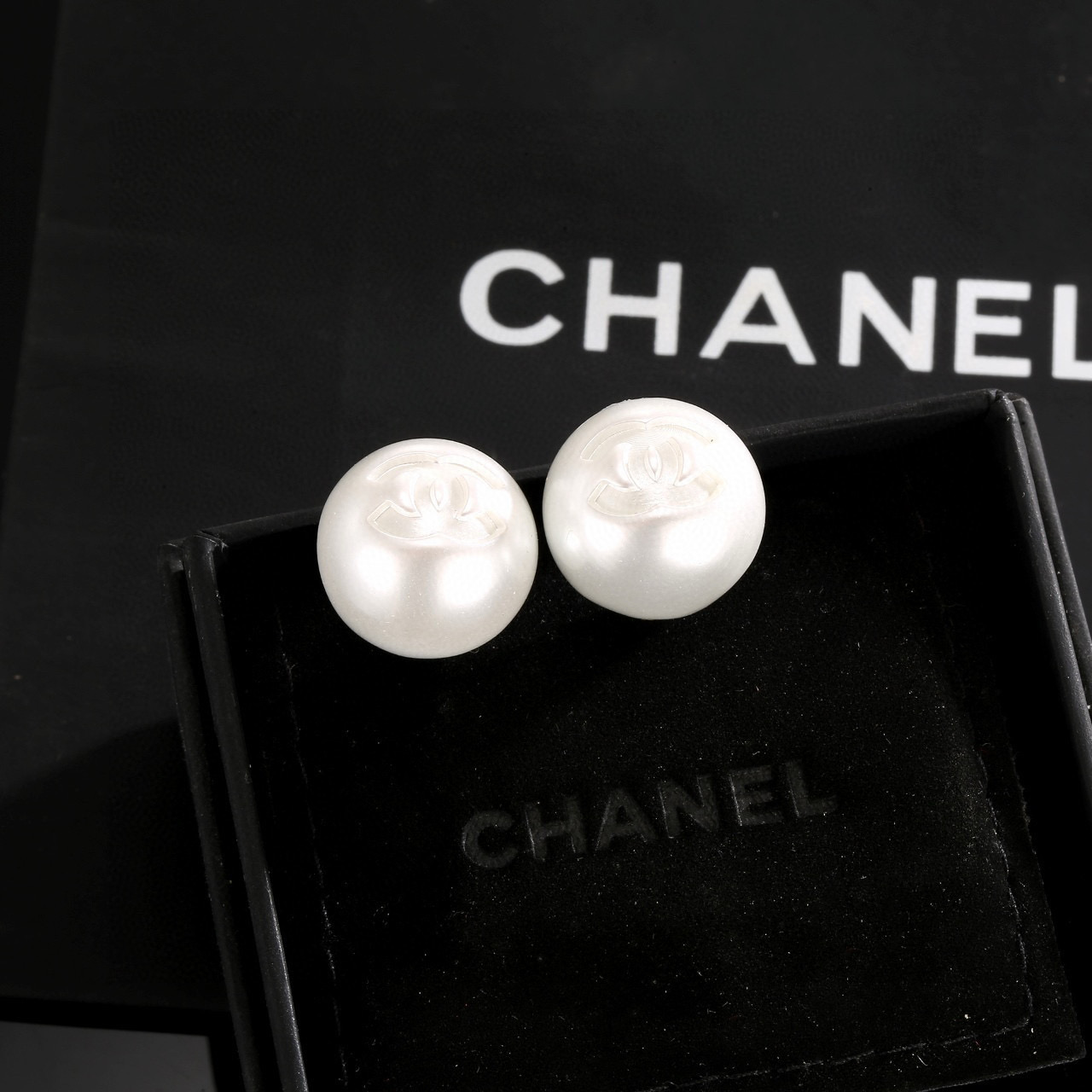 
 Chanel 🇫🇷香奈儿经典双C白色圆形树脂耳钉 这款随意搭配都是非常好看百搭时尚单品 🎁日常款 很
