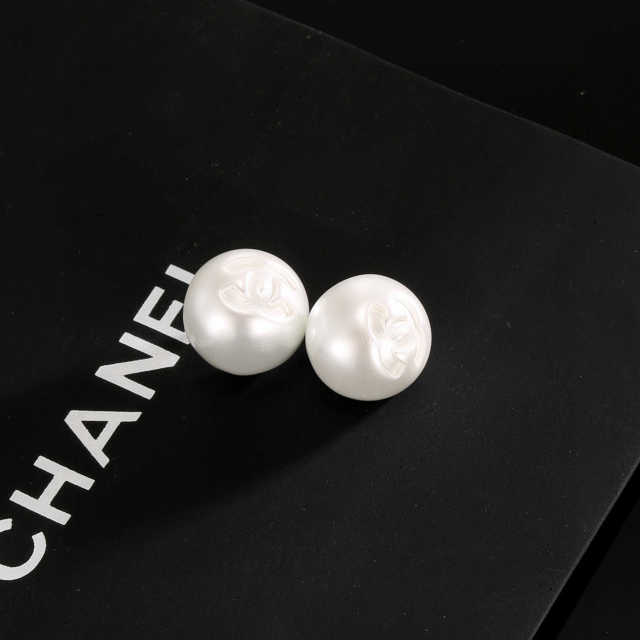 
 Chanel 🇫🇷香奈儿经典双C白色圆形树脂耳钉 这款随意搭配都是非常好看百搭时尚单品 🎁日常款 很