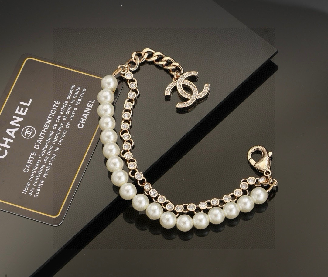 Chanel 🎄经典款小香 Chanel 火爆  新款  ⭐️ 精致 珍珠 双层手链 出货 小香家的饰品