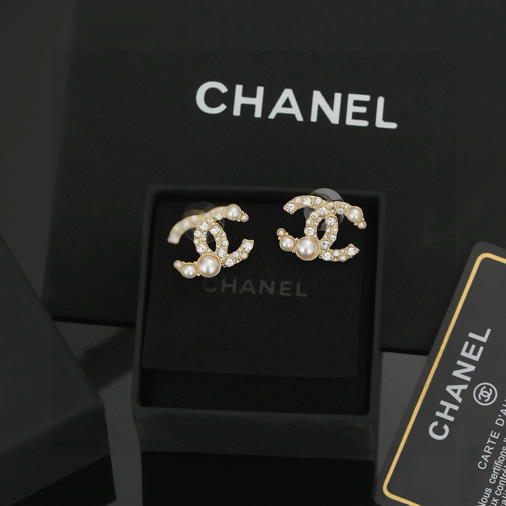 
 Chanel 🇫🇷香奈儿经典双C耳钉 这款随意搭配都是非常好看百搭时尚单品 🎁日常款 很修饰脸型 很