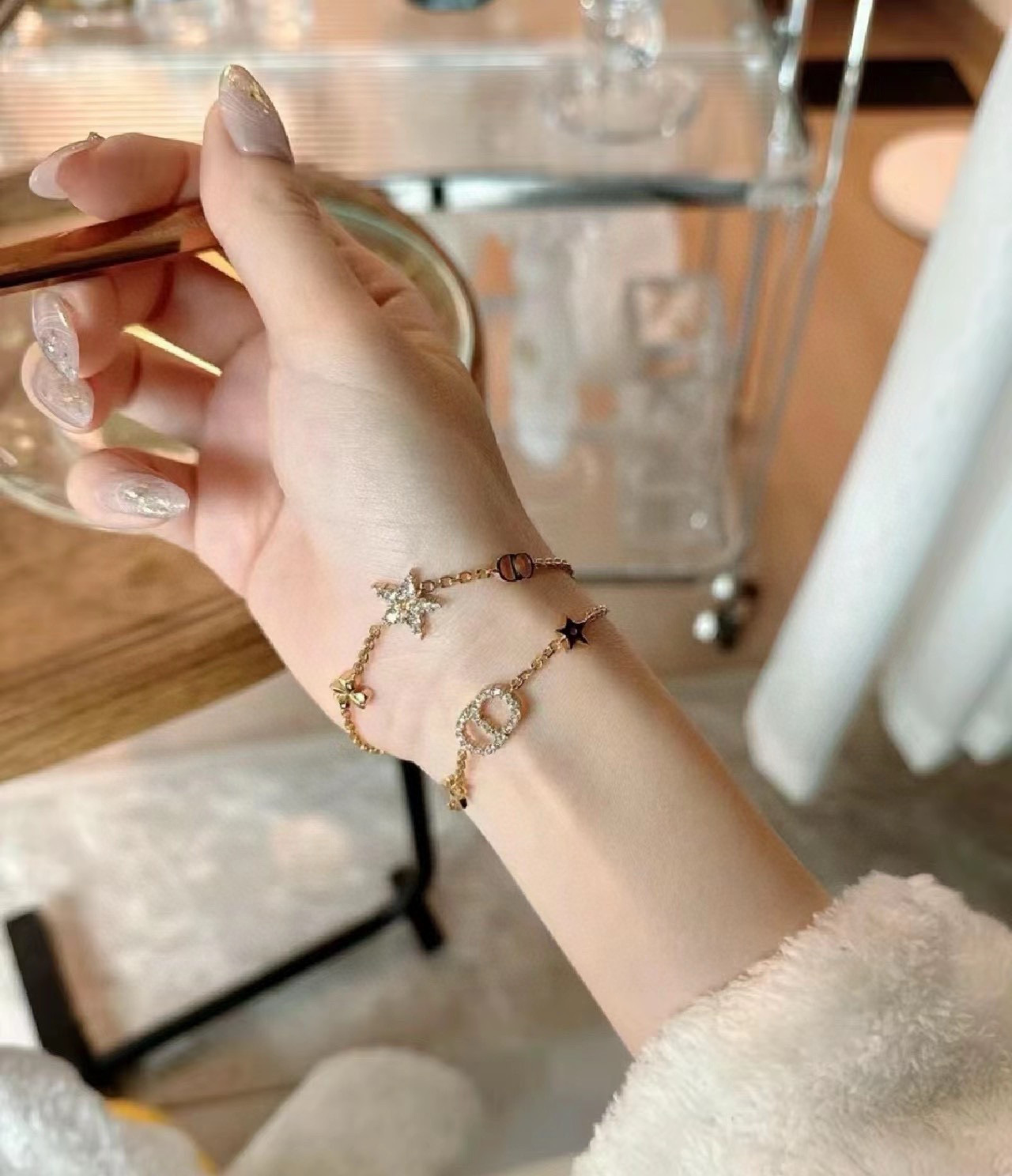  Dior 迪奥JADIOR 字母两条装手链 采用金色作为主要颜色，配上字母、五角星、增添了一份可爱。饰